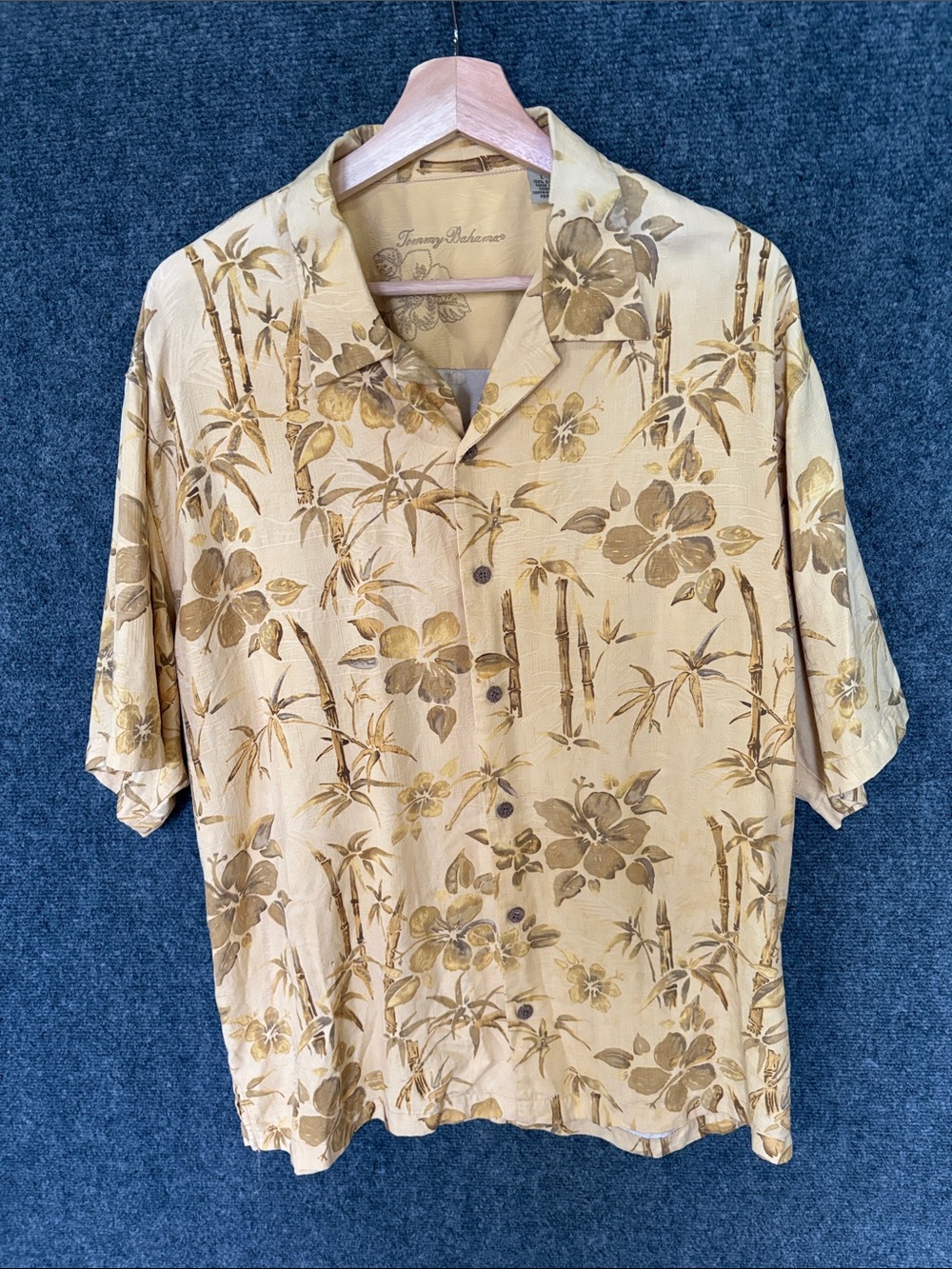 Men’s Tommy Bahama Beige and Tan Floral Camp Shirt 100% Silk
Size: Large